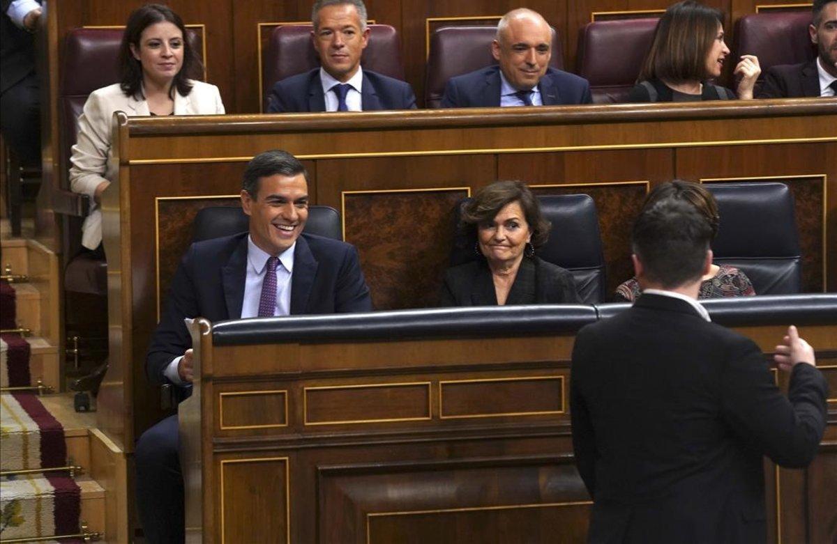 Pedro Sánchez se dirige a Gabriel Rufián tras la intervención del portavoz de ERC en el pleno de investidura. 