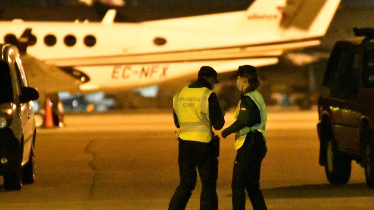 Miembros de la Guardia Civil buscan por las pistas y las cercanías del aeropuerto al grupo de pasajeros de un vuelo internacional entre Marruecos y Turquía que han abandonado este viernes el avión de la Royale Air Marroc, después de que tuviera que aterrizar de urgencia en el aeropuerto balear.