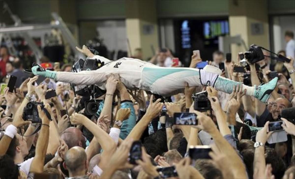 Nico Rosberg celebra el título con su equipo, ayer en Yas Marina. Nico Rosberg celebra el título con su equipo, ayer en Yas Marina.