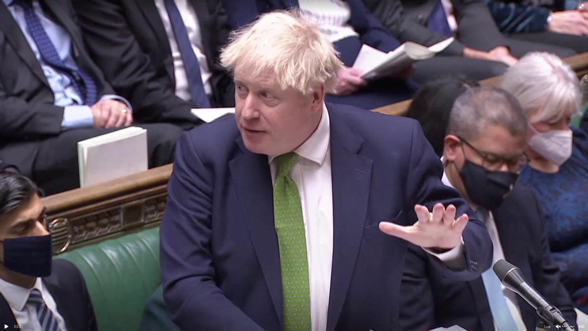 Boris Johnson contesta a preguntas en el Parlamento británico.