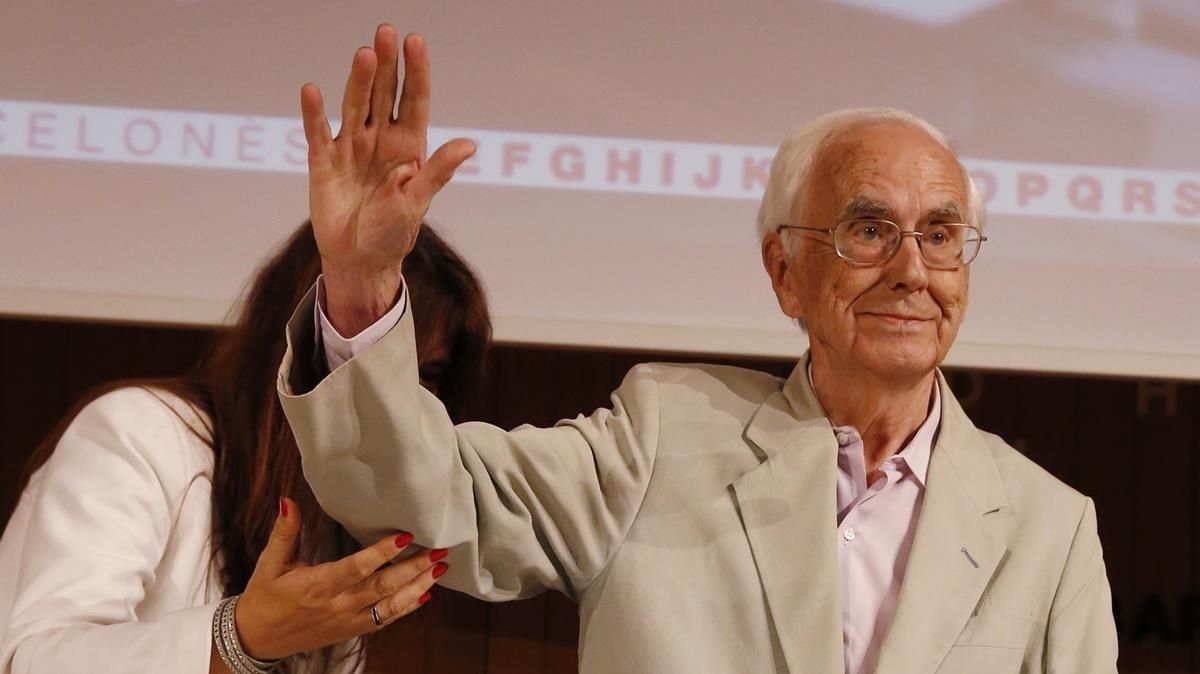 Josep Maria Espinàs, este lunes, en el homenaje recibido en el Ateneu Barcelonès. Josep Maria Espinàs, este lunes, en el homenaje recibido en el Ateneu Barcelonès.