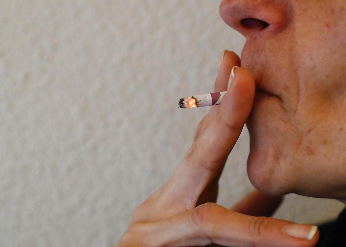 Una persona fuma un cigarrillo en una zona en la que se permite fumar, en una imagen de archivo. EFE/ Ballesteros