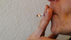 Una persona fuma un cigarrillo en una zona en la que se permite fumar, en una imagen de archivo. EFE/ Ballesteros