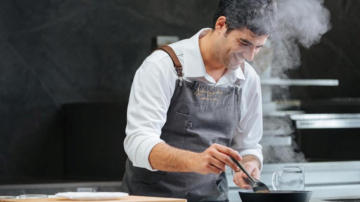 Andreu Genestra, en la cocina de su restaurante.