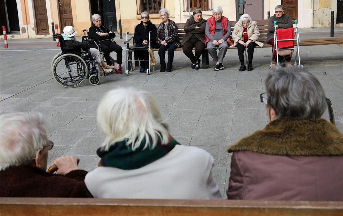 Un grupo de mujeres mayores, en el barrio de Gràcia de Barcelona. Un grupo de mujeres mayores, en el barrio de Gràcia de Barcelona.