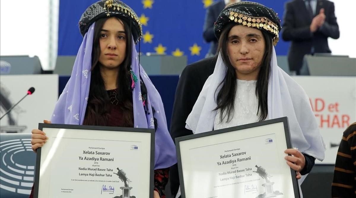 Nadia Murad (izquierda) y Lamiya Aji, galardonadas con el premio Sajarov 2016, en el Parlamento Europeo, en Estrasburgo, este martes. Nadia Murad (izquierda) y Lamiya Aji, galardonadas con el premio Sajarov 2016, en el Parlamento Europeo, en Estrasburgo, este martes.