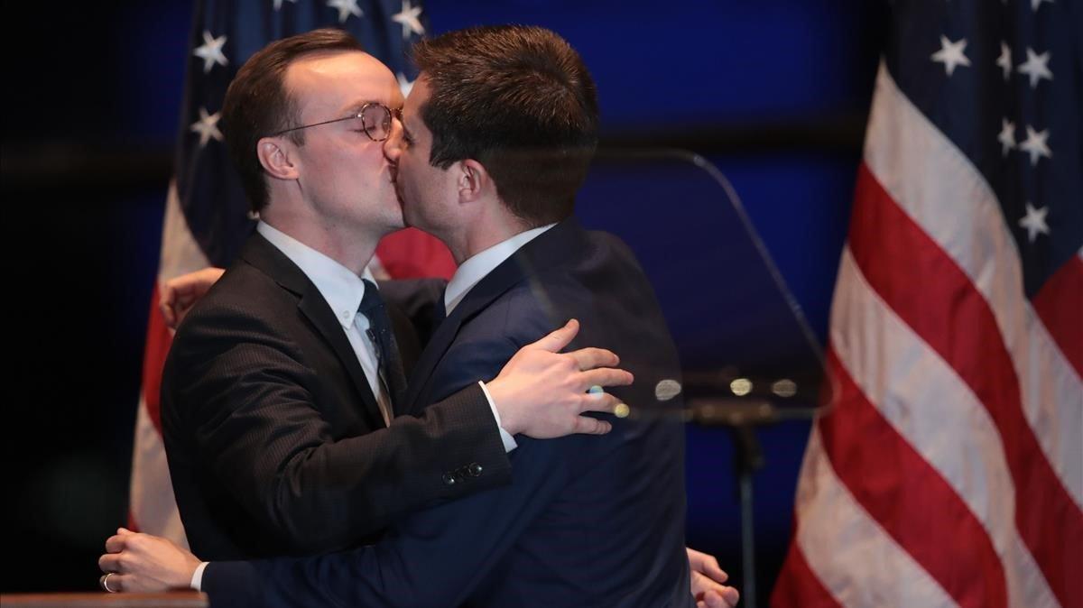 Pete Buttigieg (derecha) besa a su marido Chasten tras anunciar su retirada de las primarias del Partido Demócrata.