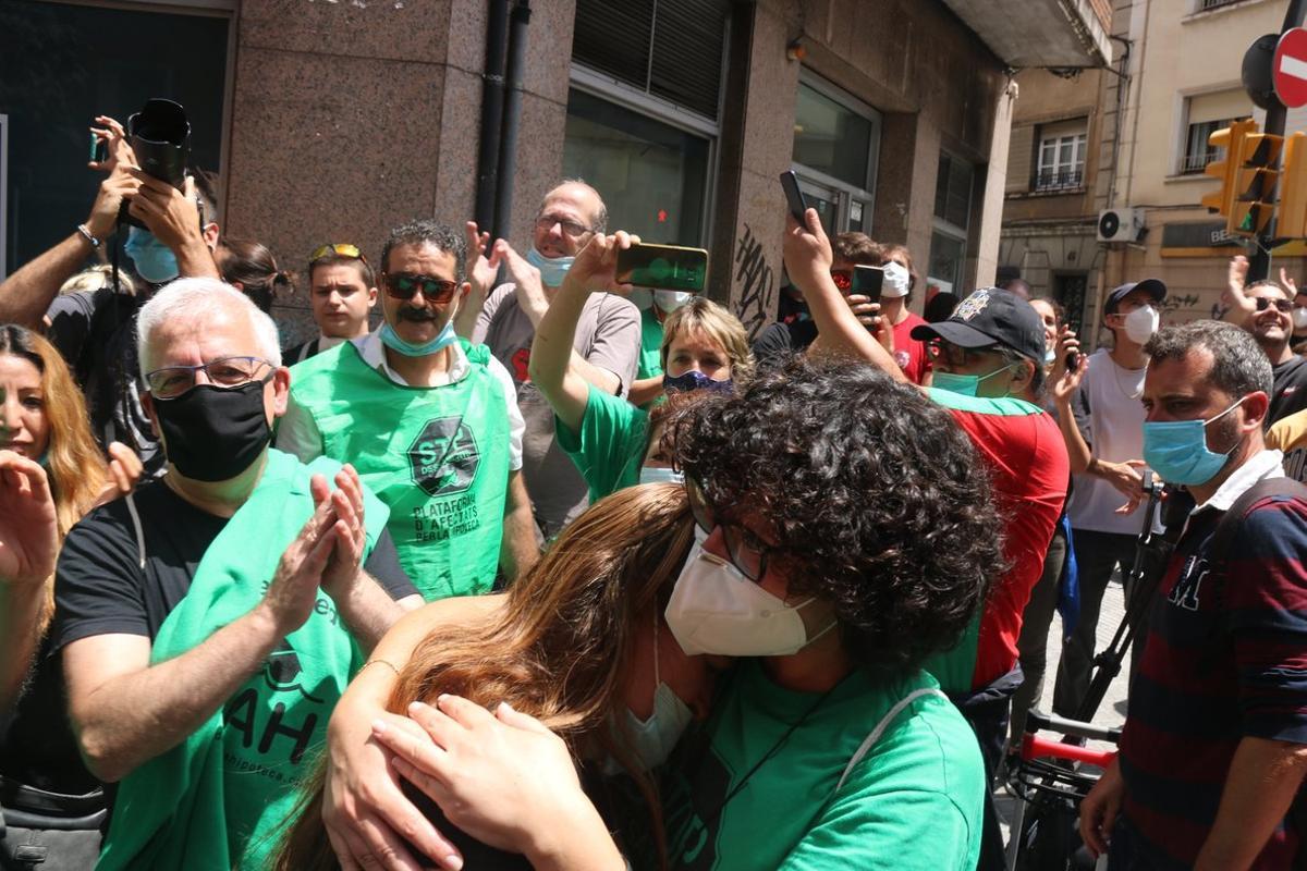 Dos mujeres se abrazan tras parar un desahucio aún en plena pandemia.