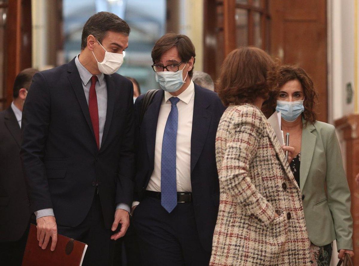 El presidente del Gobierno, Pedro Sánchez, con la vicepresidenta primera, Carmen Calvo, y el ministro de Sanidad, Salvador Illa, este 28 de octubre a su llegada al pleno del Congreso. El presidente del Gobierno, Pedro Sánchez, con la vicepresidenta primera, Carmen Calvo, y el ministro de Sanidad, Salvador Illa, este 28 de octubre a su llegada al pleno del Congreso.