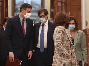 El presidente del Gobierno, Pedro Sánchez, con la vicepresidenta primera, Carmen Calvo, y el ministro de Sanidad, Salvador Illa, este 28 de octubre a su llegada al pleno del Congreso.