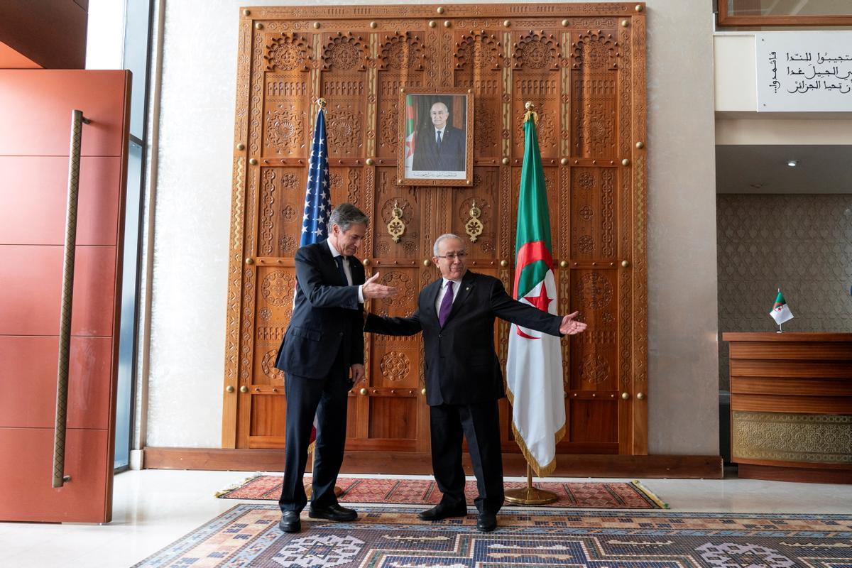 El ministro de Asuntos Exteriores de Argelia, Ramtane Lamamra, recibe al secretario de Estado de EEUU, Antony Blinken, en Argel. 