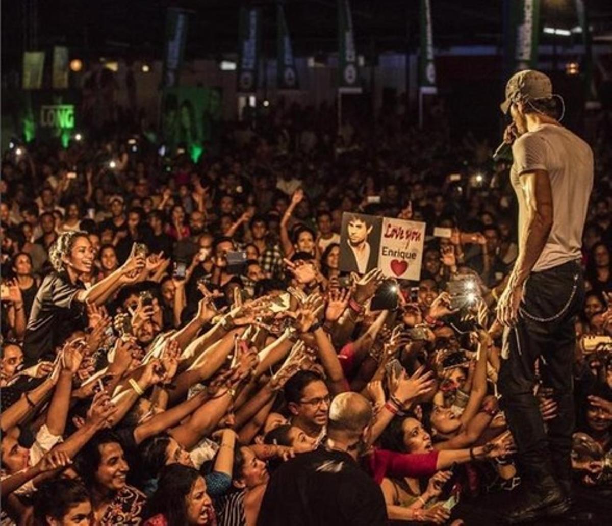 Foto de la cuenta oficial de Instagram de Enrique Iglesias durante el concierto en Colombo, Sri Lanka.