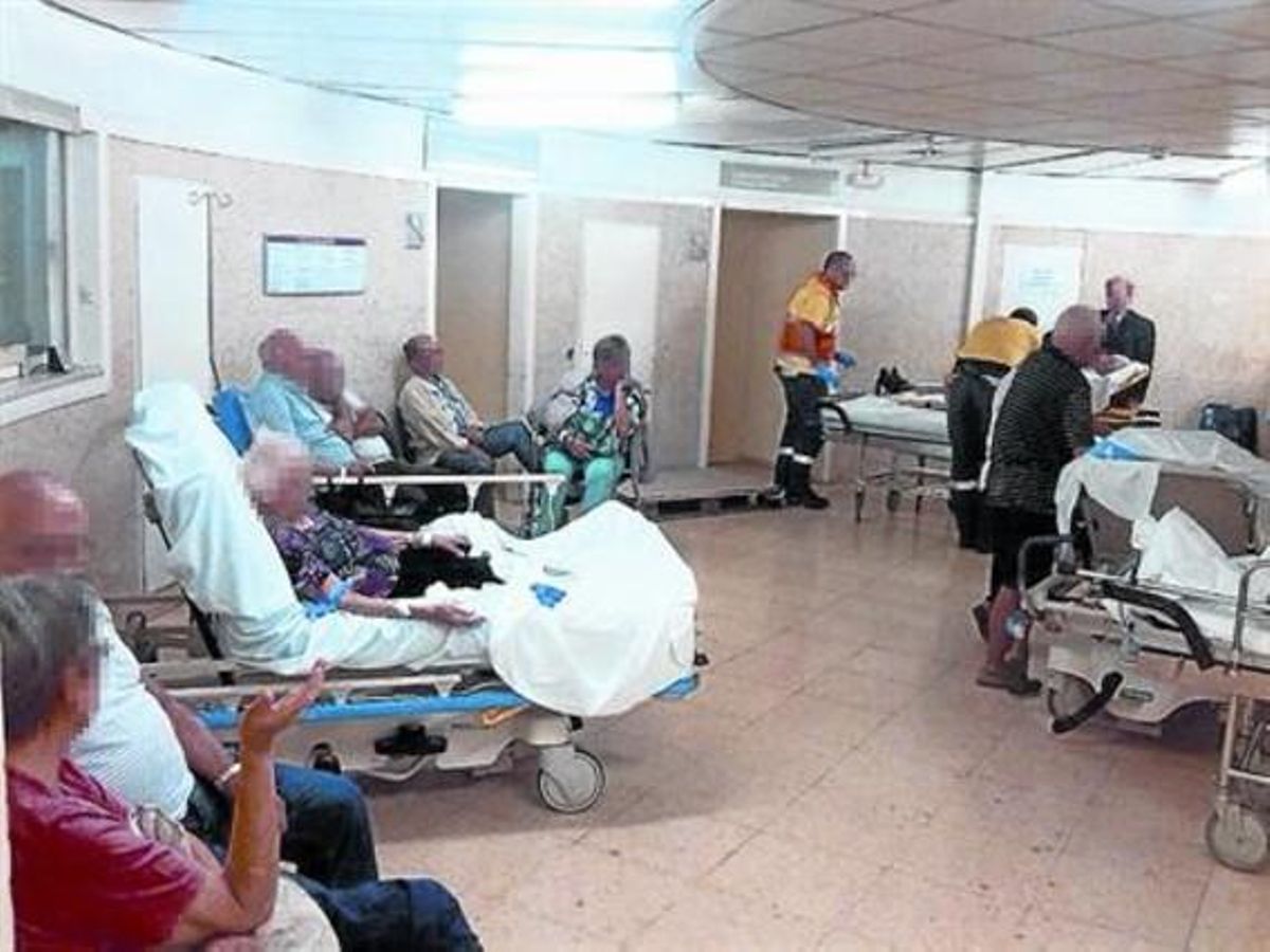 Urgencias colapsadas enel hospital de Bellvitge, ayer. Urgencias colapsadas enel hospital de Bellvitge, ayer.