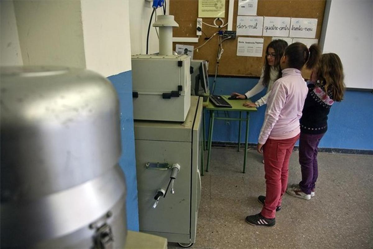 Mesurament de la contaminació divendres passat a l’escola Prosperitat de Barcelona, un dels 39 centres que participen en l’estudi. Mesurament de la contaminació divendres passat a l’escola Prosperitat de Barcelona, un dels 39 centres que participen en l’estudi.