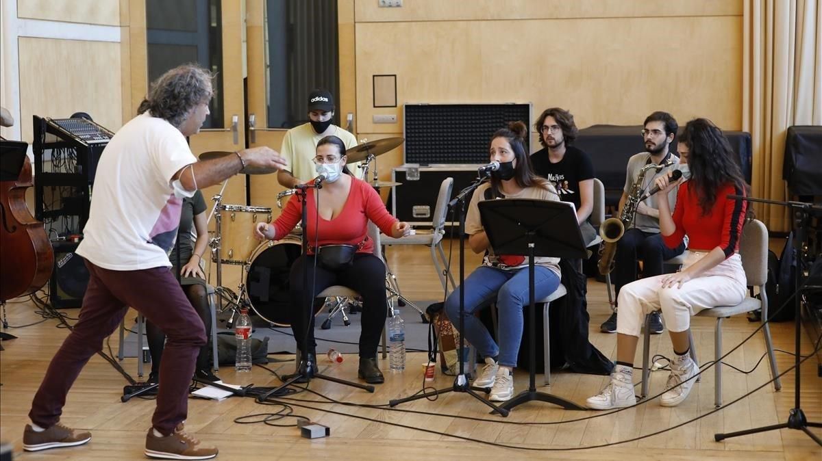 Las cuatro voces femeninas y el batería de ’Morente&Roach’, durante un ensayo en la Esmuc dirigido por Pepe Motos, junto a una sección de la formación que reunirá a alumnos del Esmuc y del Taller de Músics en el Auditori. Las cuatro voces femeninas y el batería de ’Morente&Roach’, durante un ensayo en la Esmuc dirigido por Pepe Motos, junto a una sección de la formación que reunirá a alumnos del Esmuc y del Taller de Músics en el Auditori.
