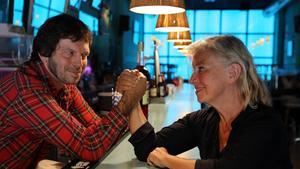 Teresa Reyes, propietaria del restaurante ’Margarita Blue’ con su hijo Guillem en su bar  en Barcelona.