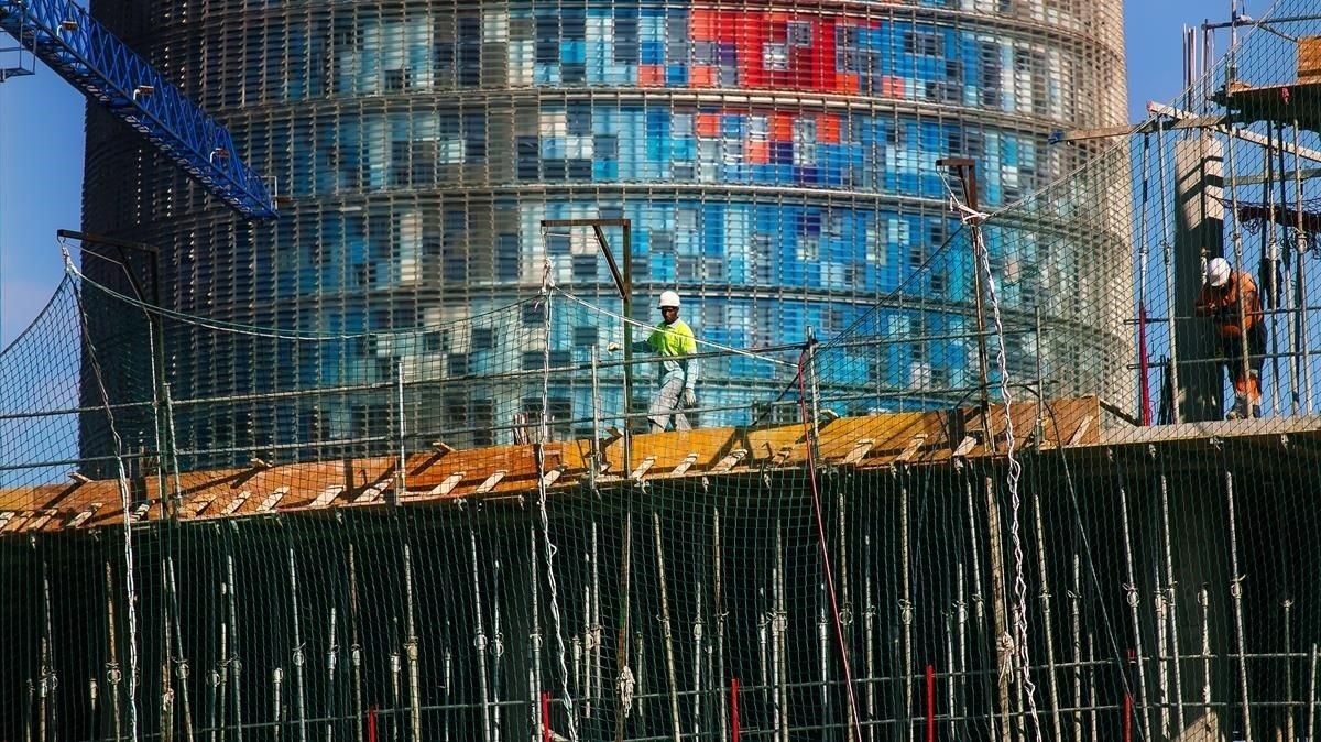 Viviendas en construcción junto a la Torre de les Aigües, en el 22@ Viviendas en construcción junto a la Torre de les Aigües, en el 22@