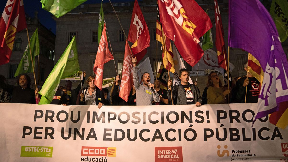 Concentración de sindicatos educativos en Barcelona para pedir la reversión de los recortes. Concentración de sindicatos educativos en Barcelona para pedir la reversión de los recortes.
