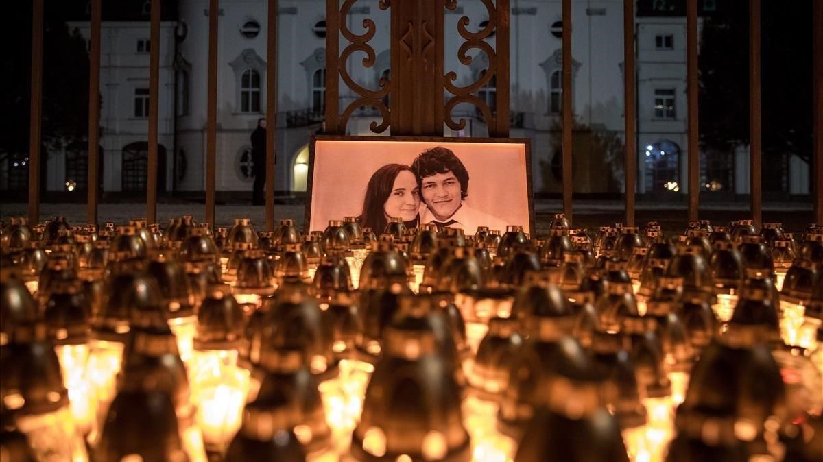 Homenaje en Bratislava al periodista Jan Kuciak y su prometida, Martina Kusnirova, tras ser asesinados. Homenaje en Bratislava al periodista Jan Kuciak y su prometida, Martina Kusnirova, tras ser asesinados.