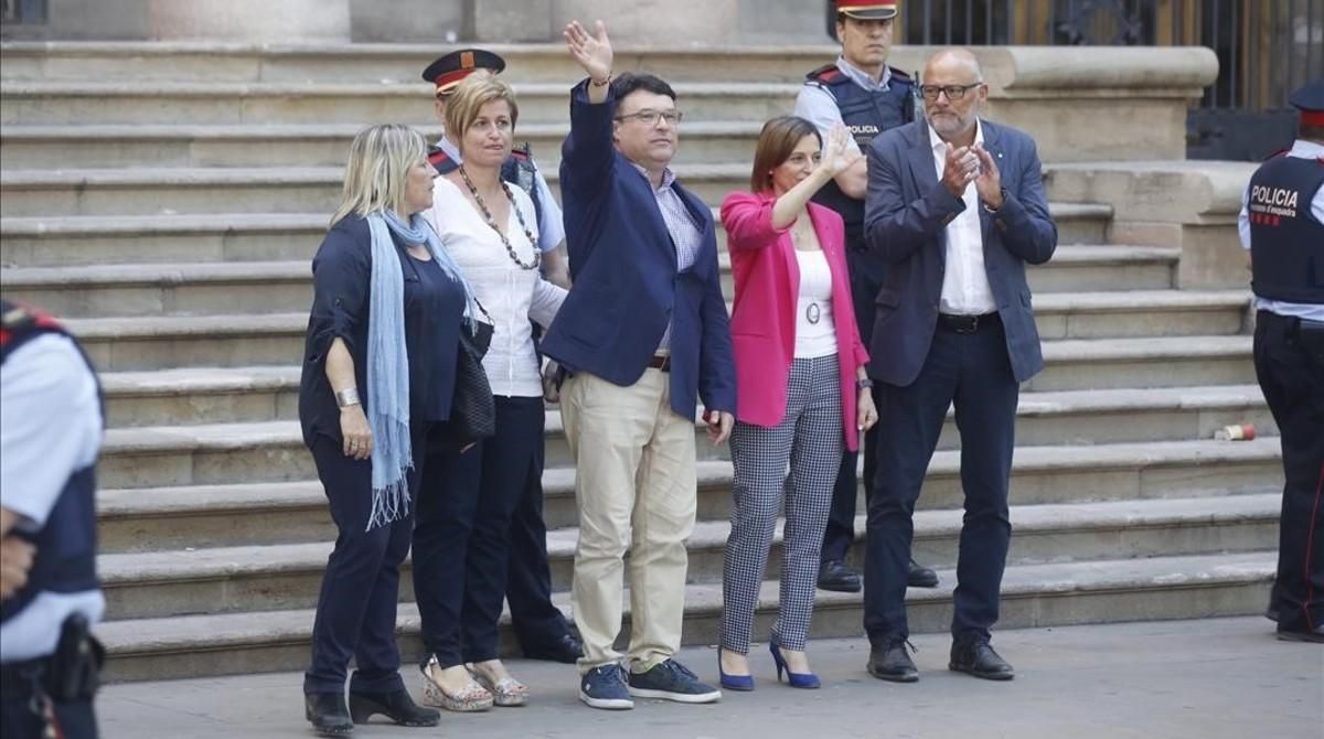 Joan Josep Nuet, con los otros miembros de la Mesa imputados por el TSJC: Carme Forcadell, Anna Simó, Lluís Corominas y Ramona Barrufet. Joan Josep Nuet, con los otros miembros de la Mesa imputados por el TSJC: Carme Forcadell, Anna Simó, Lluís Corominas y Ramona Barrufet.