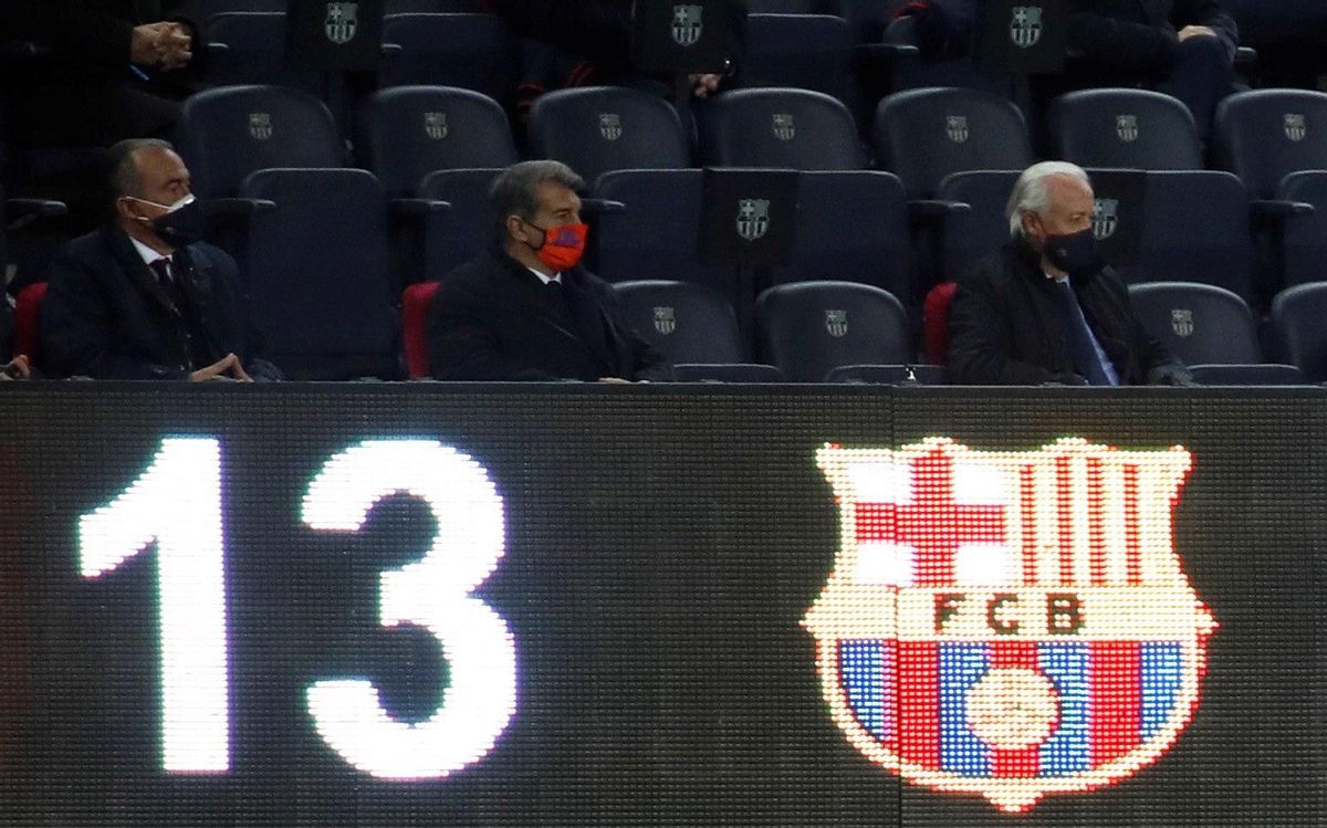 Laporta, en el palco del Camp Nou, este lunes. Laporta, en el palco del Camp Nou, este lunes.