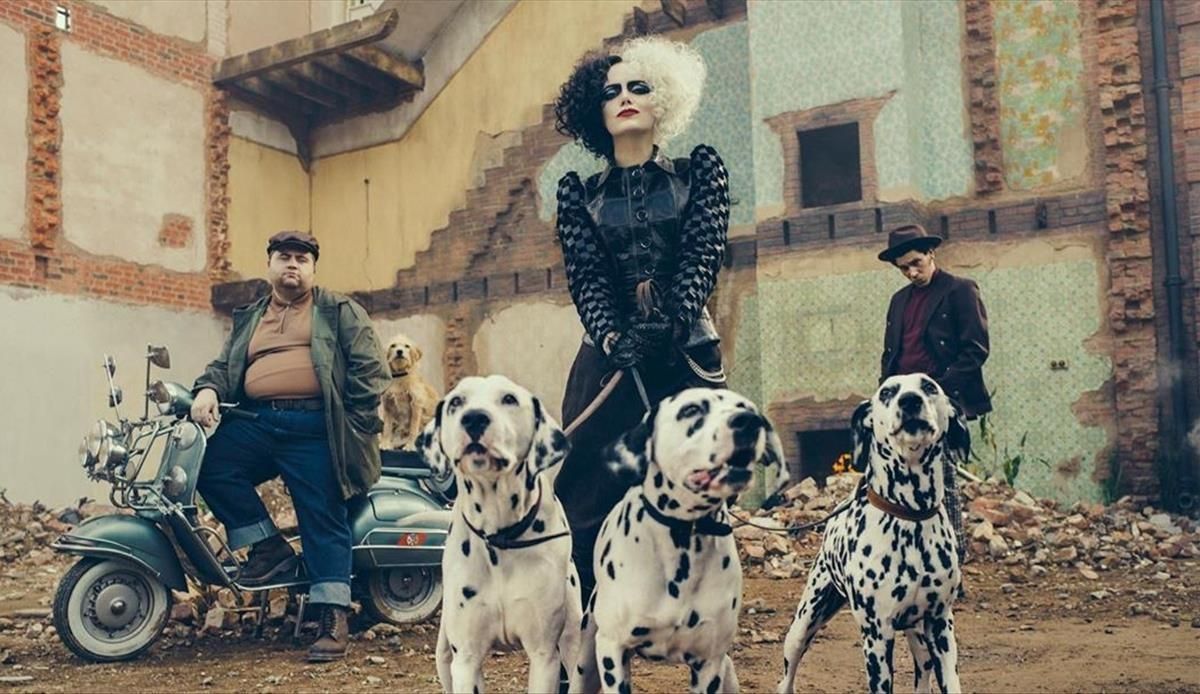 Emma Stone dando vida a la villana Cruella de Vil Emma Stone dando vida a la villana Cruella de Vil