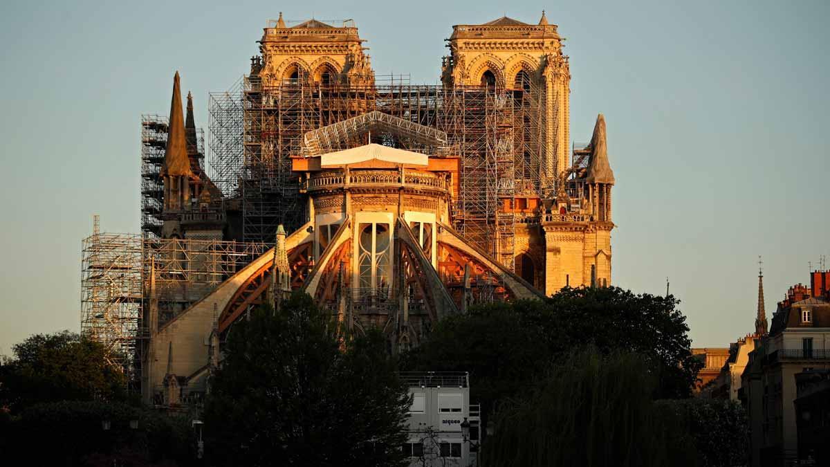 Labores de restauración de la catedral de Notre Dame de París, un año después del incendio.