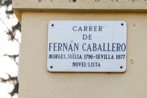 La placa de la calle Fernán Caballero, tacaña en explicaciones.