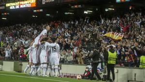 Los jugadores del Eintracht celebrando con sus aficionados en la grada el primer gol 
