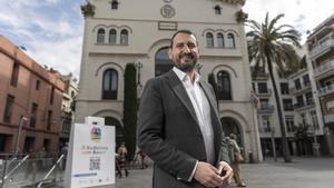 Rubén Guijarro, alcalde de Badalona, frente al Ayuntamiento
