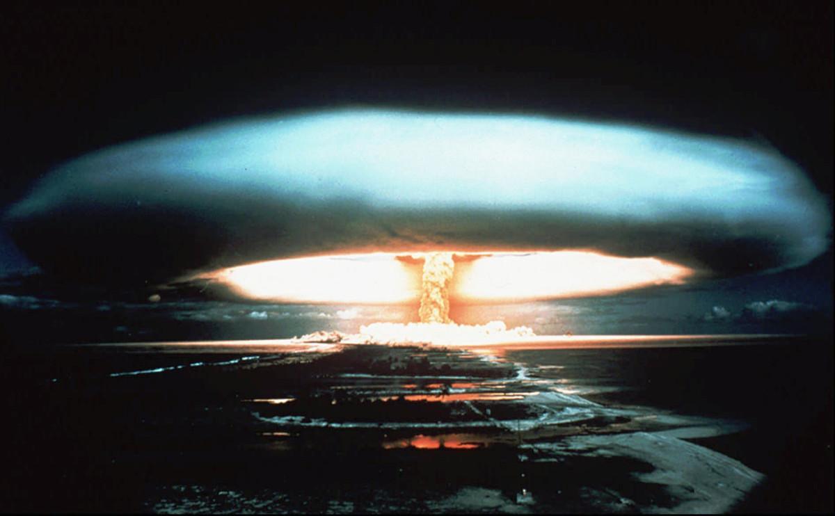 Bomba nuclear detonada en el atolón de Mururoa, en la Polinesia francesa, en 1971.rancesa. Bomba nuclear detonada en el atolón de Mururoa, en la Polinesia francesa, en 1971.rancesa.