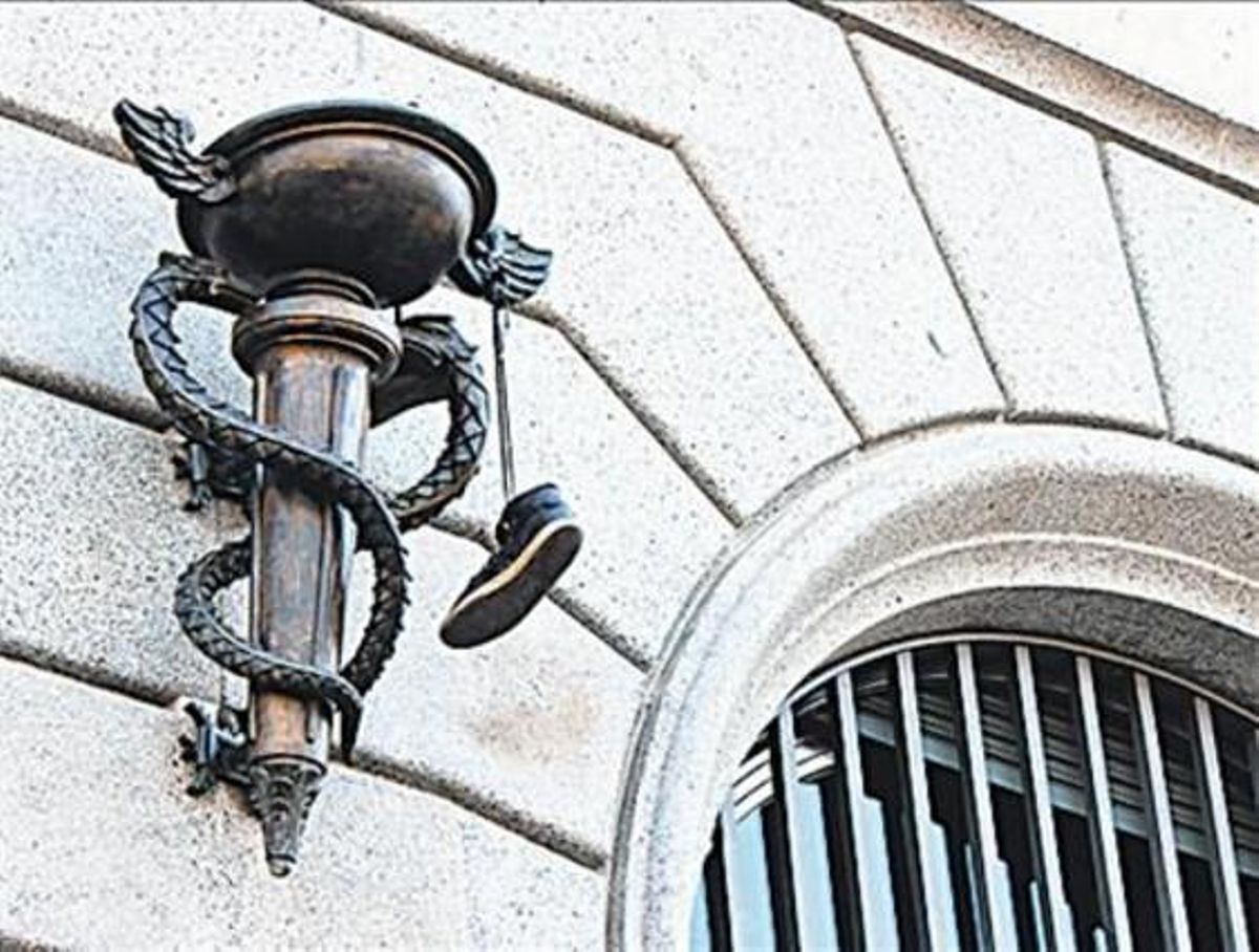 Arriba, Hermes en Avinyó, 30 (izq), Rocafort, 2 (der). Abajo, en Portal de l’Àngel (izq) y plaza de Catalunya (der). Arriba, Hermes en Avinyó, 30 (izq), Rocafort, 2 (der). Abajo, en Portal de l’Àngel (izq) y plaza de Catalunya (der).