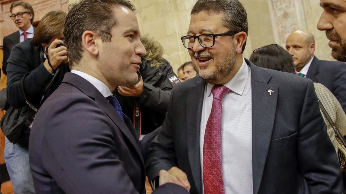 El secretario de organización del PP, Teodoro García Egea, estrecha la mano del líder de Vox en Andalucía, Francisco Serrano, este jueves, en el Parlamento.