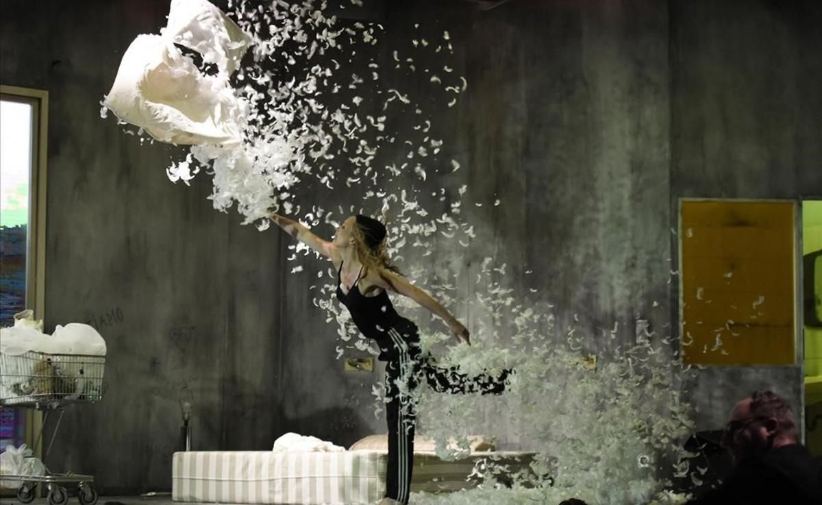 Sarah Maria Sun (Elsa), en la ópera de cámara ’Lohengrin’, de Salvatore Sciarrino, representada en el Festival de Pascua de Salzburgo. Sarah Maria Sun (Elsa), en la ópera de cámara ’Lohengrin’, de Salvatore Sciarrino, representada en el Festival de Pascua de Salzburgo.