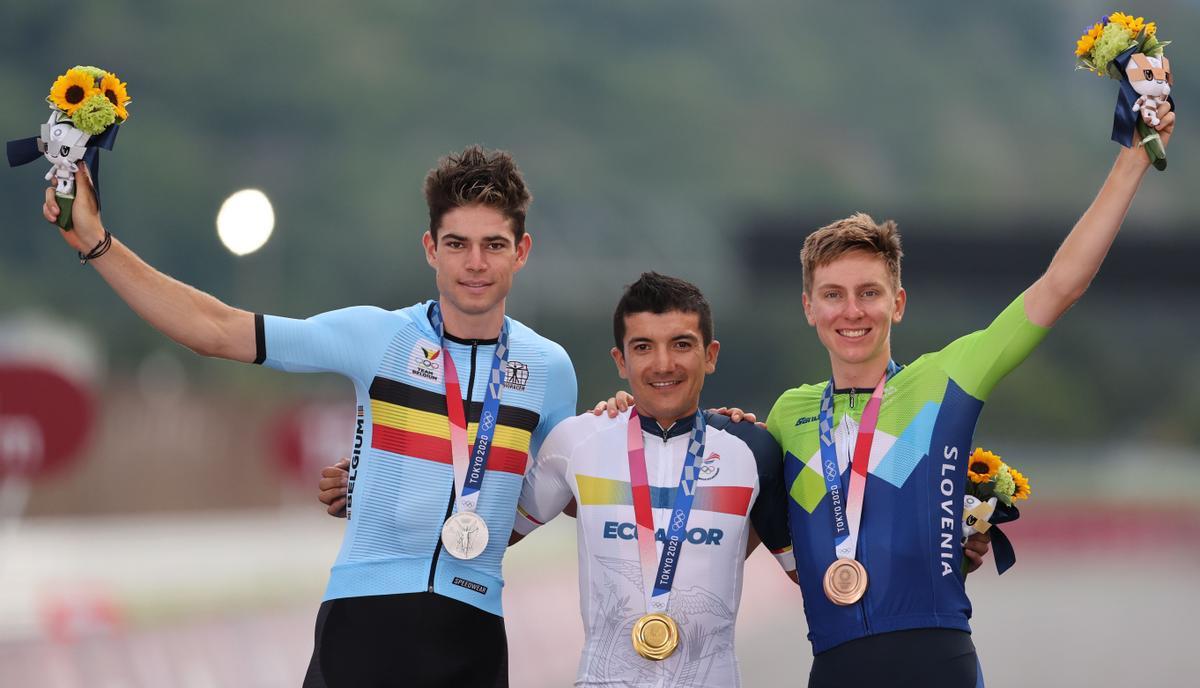 Richard Carapaz oro olímpico en Tokio 2020, junto a  Wout Van Aert (i) y el esloveno Tadei Pogacar.