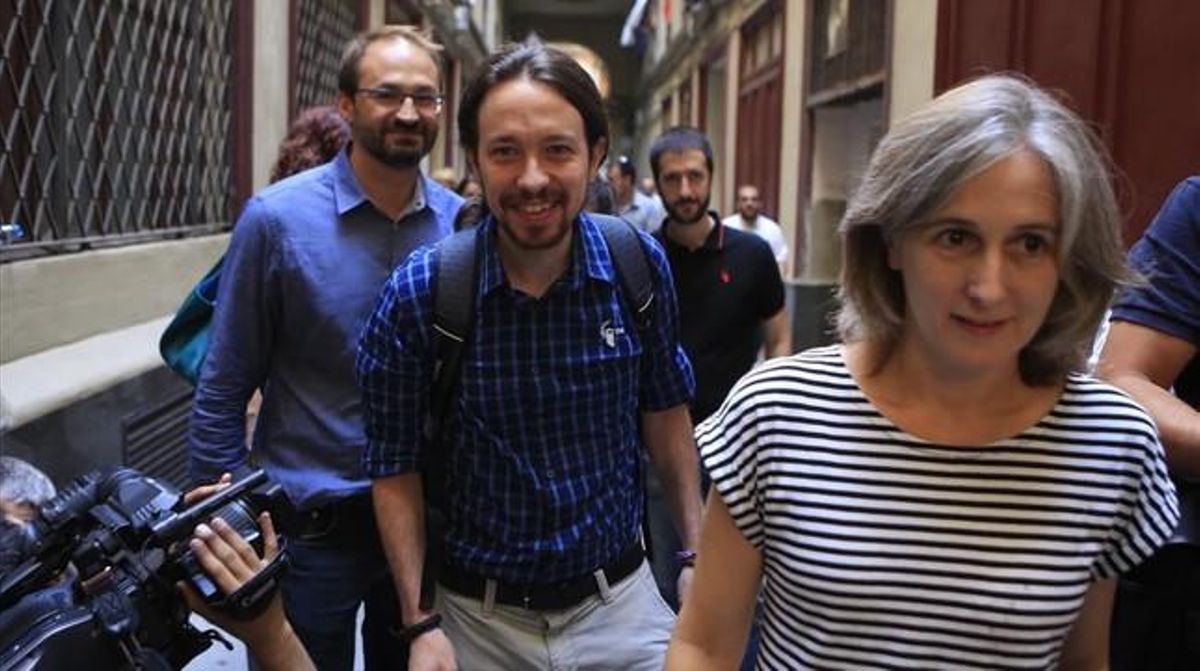 Joan Herrera, Pablo Iglesias i Dolors Camats, aquest divendres, abans de la seva reunió a la seu d’ICV. Joan Herrera, Pablo Iglesias i Dolors Camats, aquest divendres, abans de la seva reunió a la seu d’ICV.