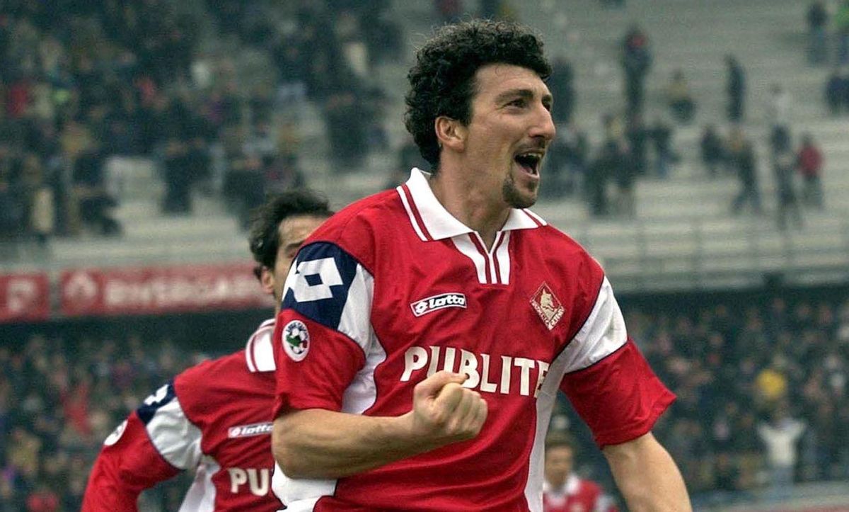 Dario Hübner celebra un gol con la camiseta del Piacenza en 2002. Dario Hübner celebra un gol con la camiseta del Piacenza en 2002.