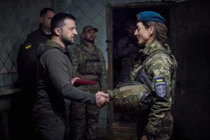 Zelenski celebra el Día de los Marinos Ucranianos con una visita al frente