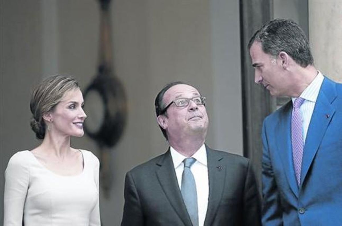 François Hollande, entre Felipe VI y Letizia, ayer en el Elíseo. François Hollande, entre Felipe VI y Letizia, ayer en el Elíseo.