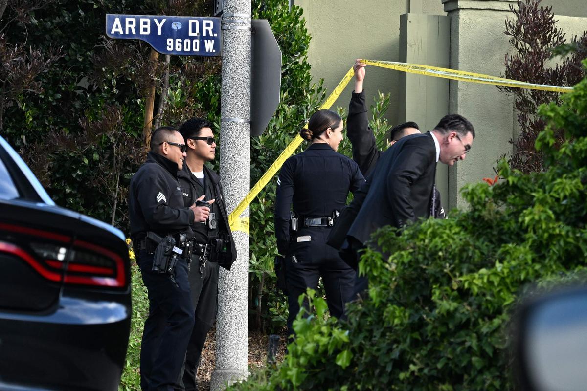 Agentes de policía acceden a la zona acordonada donde se ha producido el tiroteo en Los Angeles.