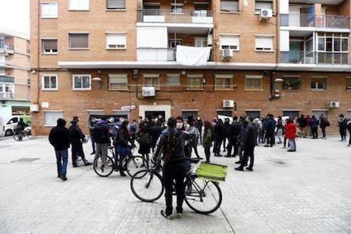 Protesta en un bloque vivienda de Las Fuentes donde se iba a llevar a cabo un desahucio el pasado mes de noviembre. Protesta en un bloque vivienda de Las Fuentes donde se iba a llevar a cabo un desahucio el pasado mes de noviembre.