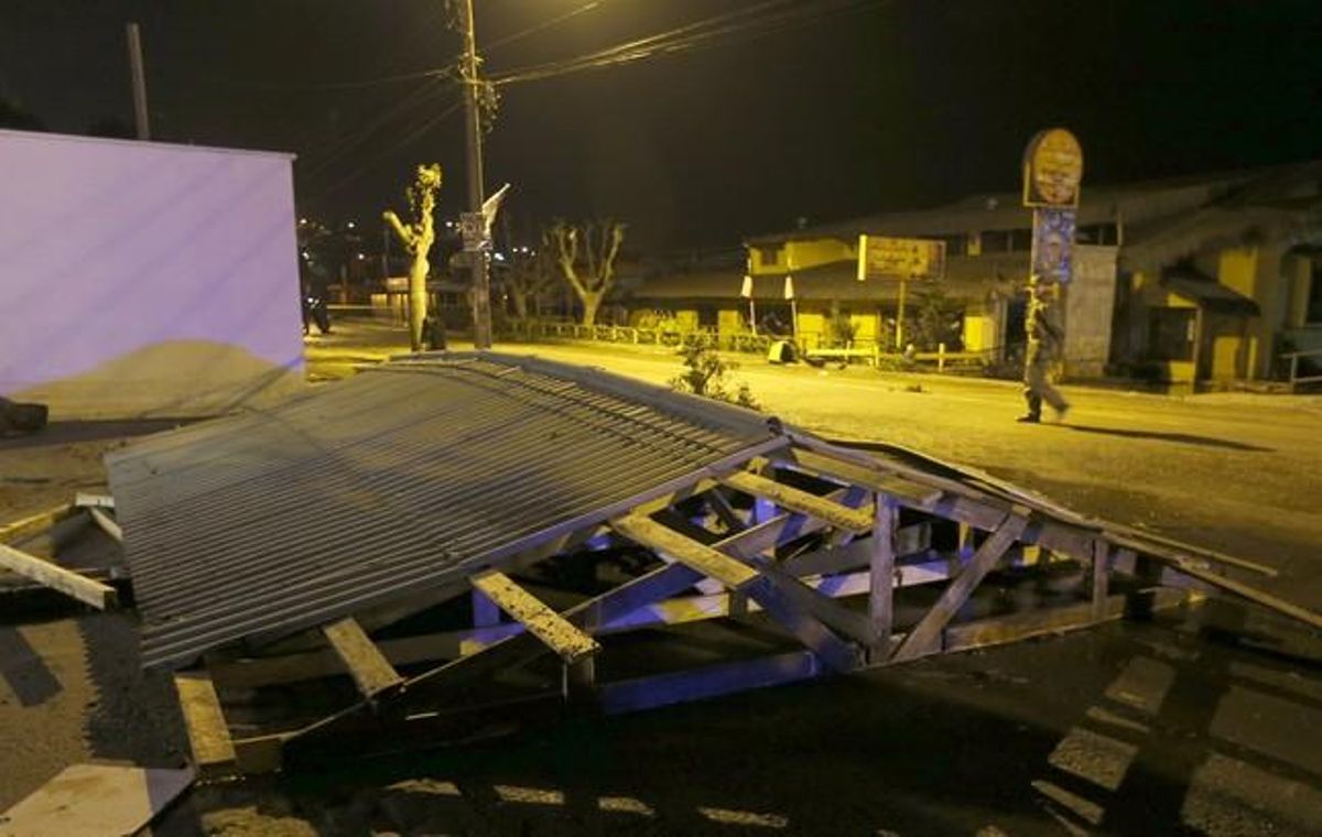 El tejado de una tienda, en el suelo, en la localidad de Concon, afectada por el terremoto de Chile. El tejado de una tienda, en el suelo, en la localidad de Concon, afectada por el terremoto de Chile.