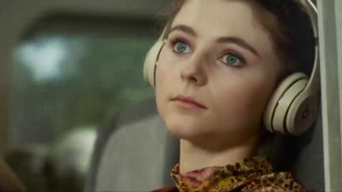Eloise (Thomasin McKenzie), perdida en su mundo de canciones pop en ’Última noche en el Soho’. Eloise (Thomasin McKenzie), perdida en su mundo de canciones pop en ’Última noche en el Soho’.