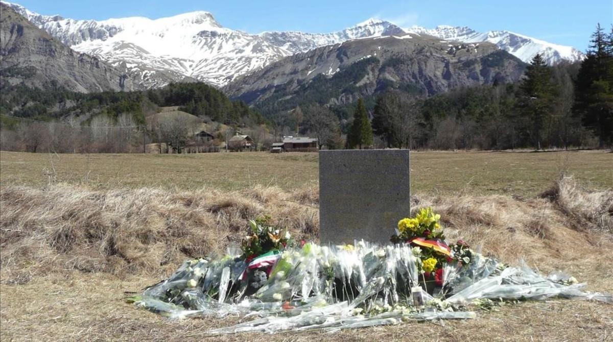 Monolito de homenaje a las victimas del accidente de avion de Germanwings en los Alpes franceses en Le Vernet. 