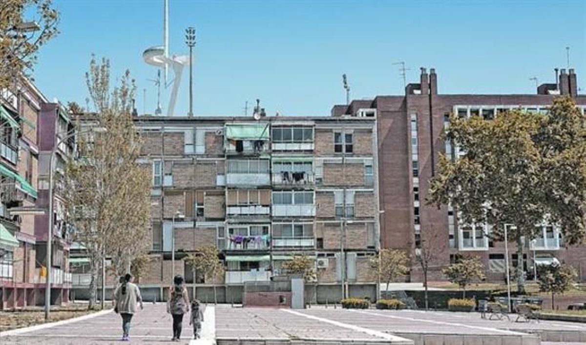 Bloques de Can Clos. Los que aparecen a la izquierda y en el centro, los más antiguos, carecen de ascensor. Bloques de Can Clos. Los que aparecen a la izquierda y en el centro, los más antiguos, carecen de ascensor.