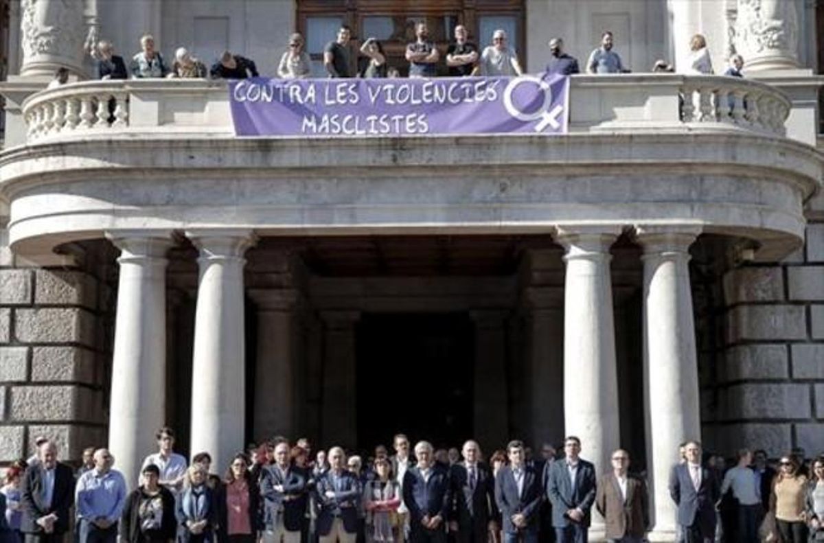 Concentración de repulsa ante el Ayuntamiento de Llíria (Valencia). Concentración de repulsa ante el Ayuntamiento de Llíria (Valencia).
