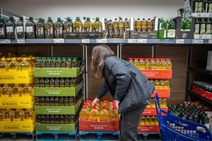 La zona de aceites, uno de los productos cuyo IVA ha pasado del 10% al 5%, dentro de un supermercado del centro de Barcelona.