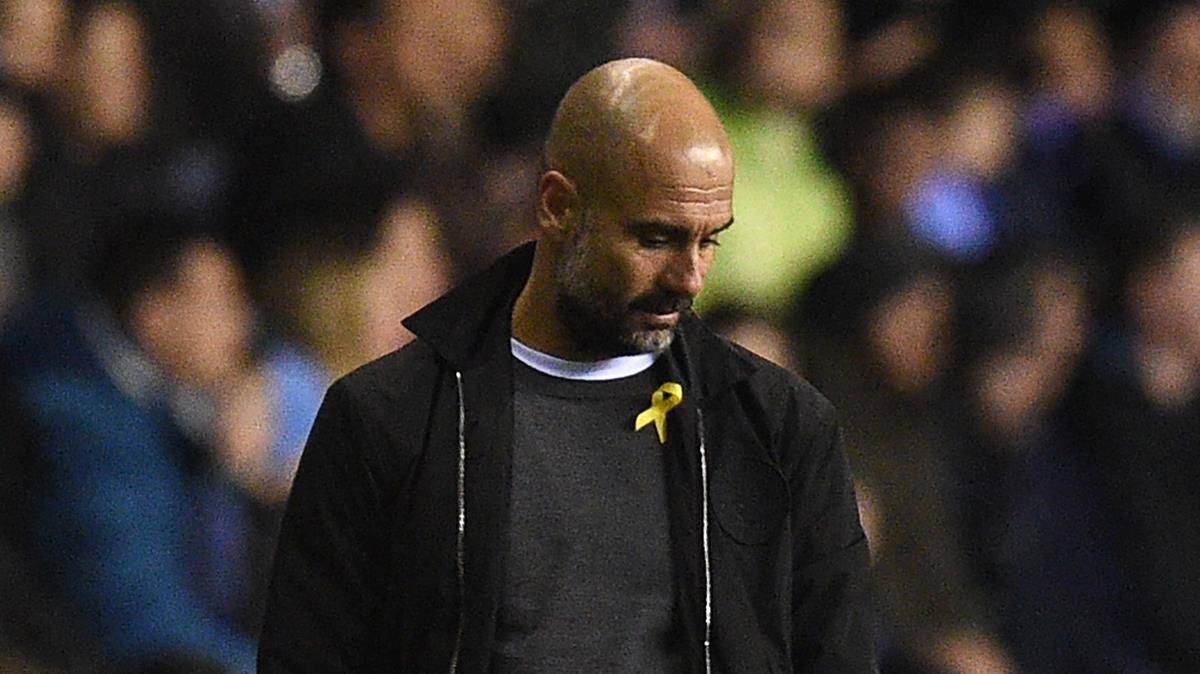 Pep Guardiola, con el lazo amarillo durante un partido del Manchester City. Pep Guardiola, con el lazo amarillo durante un partido del Manchester City.