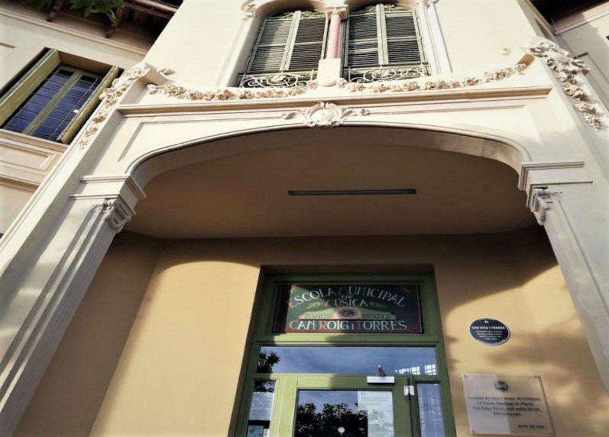 Fachada de la Escola de Música Can Roig i Torres de Santa Coloma. Fachada de la Escola de Música Can Roig i Torres de Santa Coloma.
