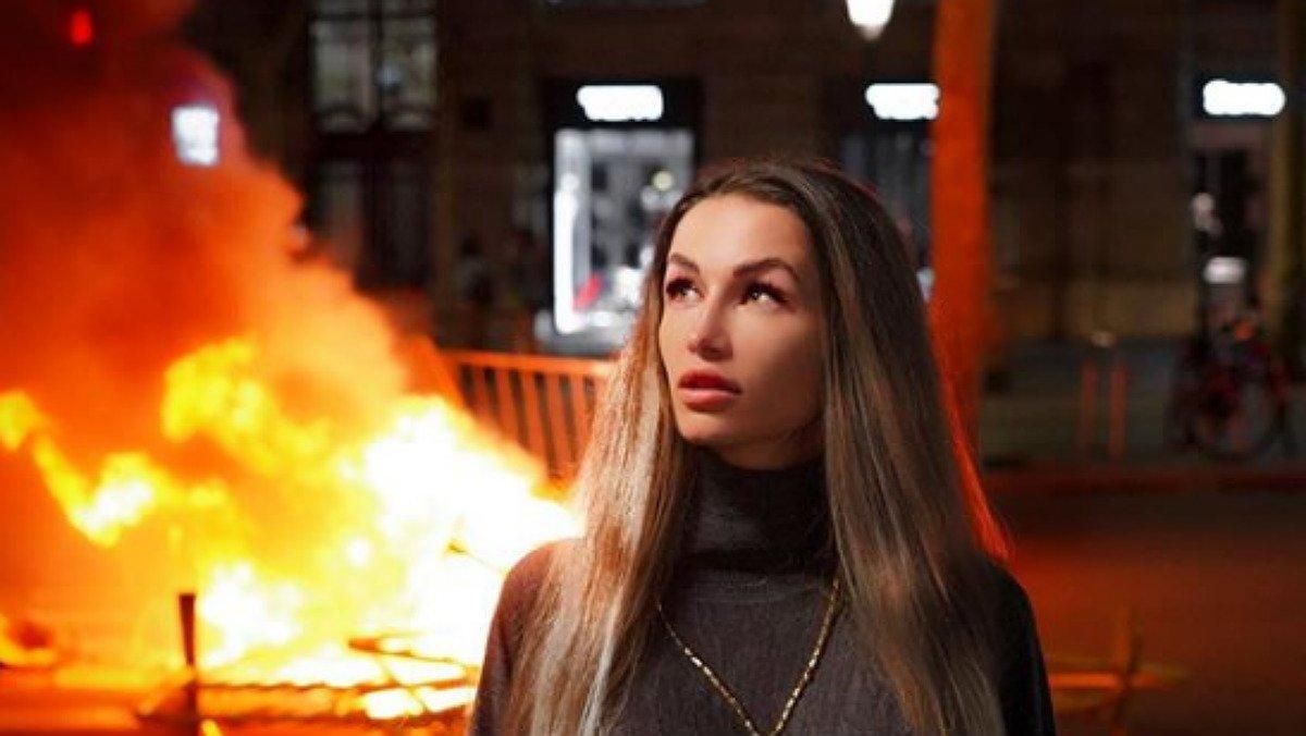 ’La mamá del fitness’ rusa, luciendo palmito durante una de las noches de altercados en Barcelona. ’La mamá del fitness’ rusa, luciendo palmito durante una de las noches de altercados en Barcelona.
